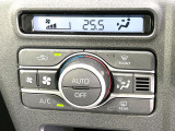 【オートエアコン】一度お好みの温度に設定すれば、車内の温度を検知し風量や温度を自動で調整。暑い&hellip;寒い&hellip;と何度もスイッチ操作をする必要はありません。快適な車内空間には必須の機能ですね♪