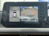上空から見下ろしているかのような映像をディスプレイに映し出し、スムースな駐車をサポートします。画面は「トップビュー」のほか「サイドブラインドビュー」への切り換えが可能。ますます安心です