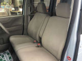 運転席・助手席シート。ベンチシートで横移動も楽ちんです。足元も広い!