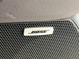 【BOSEサウンドシステム】メーカーオプションの高品位サウンドシステムを搭載。専用のチューニングが施された大小様々なスピーカーから良質なサウンドが奏でられ、臨場感あふれる音響空間を演出します。
