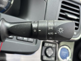 【オートライト(AUTO)】外の明るさをシステムが感知して、自動でヘッドライトが点灯します。ヘッドライトをつけ忘れを防ぐ便利機能です。