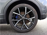 235/40R19タイヤ/8Jx19アルミホイール、ブルーブレーキキャリパー