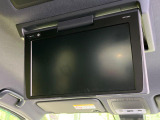 【12.1インチ フリップダウンモニター】大画面モニターで後席でもエンタメをお楽しみいただけます。小さなお子様にも大人気の装備です♪