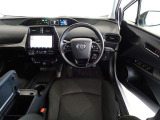 革巻き(合皮製)ステアリングで快適な操作性の運転席です。