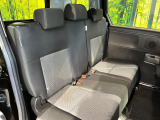 後部座席も気になるようなキズ・汚れやへたり等、大きなダメージはなく、良好な状態です。