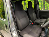 運転席まわりには十分なスペースがあり、大柄な方でもゆったり運転していただける環境です。