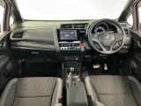 【インパネ】運転のしやすさを最優先に設計された見晴らしの良いフロントビュー。車両間隔が掴みやすく狭い道でも安心♪「安全」と「品質」を最優先に、安心してお乗りいただけるクルマを提供いたします。