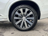 北欧流のラグジュアリーを体現したXC90。伝統的なスカンジナビアン・デザインを継承しながら、躍動感にあふれ優雅な雰囲気を身にまとう、新しい潮流を具現化したスタイリングです。