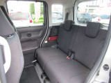 リアシートも座り心地は快適です。足も延ばせてリラックスできます。