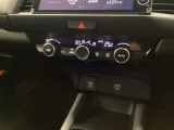 オートエアコンで、毎日のドライブを快適に。温度、風量を自動で調整し、理想的な車内環境を提供します。
