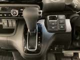 CVT車のセレクトレバーです。低速から高速まで、変速ショックのないスムーズな走りと、エンジン効率のよい領域を維持して燃費にも貢献します。サイドブレーキはスイッチ操作の電子制御パーキングブレーキです。