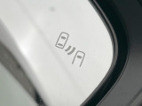 【ブラインドスポットモニター】走行中、ドアミラーの死角になりやすい箇所に後続車が接近するとサイドミラーのレンズに警告を表示!ドライバーに注意喚起をしてくれます。