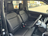 【フロントシート】高めのヒップポイントで見晴らしが良く、運転もしやすいですよ◎運転席アームレストがついているので長距離運転時の疲労軽減になりますよ◎