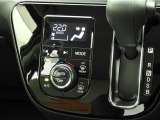 オートエアコンを装備しておりますので、四季を通じて車内を快適な温度に保つことが出来ます!高級感が有りますね!