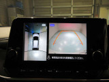 上から丸見え!アラウンドビューカメラです。お車の周りを写します。もちろん後退時には右画面に大きく表示します。