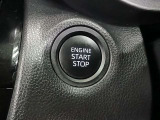 ポケットや鞄から出さずにエンジンスタートができる便利なプッシュスタート。ブレーキを踏みながらパワースイッチを押すだけで、エンジンが始動します