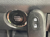 【キーレススタートシステム】カバンやポケットに入れたままでもドアの施錠・解錠が可能なスマートキーを装備。エンジンのオン・オフ時もカギを取り出す必要が無いからとっても便利です♪