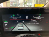 ◆アドバンスドドライブディスプレイ◆センターディスプレイと一体感のある統合型インターフェースディスプレイを採用。12.3インチカラーディスプレイに様々な機能の作動状態を表示したり設定することができます!