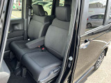 助手席と運転席はゆったりと座れるベンチシートタイプになっています。