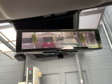 スマートルームミラーは、車両後方に設置されたカメラの映像を、ルームミラーに映し出すことで、死角をなくし、安全性を向上させることができます。また、夜間や雨天時でも、クリアな映像を映し出すことができます。