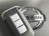 【インテリジェントキー】カバンやポケットに入れたままでもドアの施錠・解錠が可能なスマートキーを装備。エンジンのオン・オフ時もカギを取り出す必要が無いからとっても便利です♪
