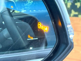 【ブラインドスポットモニター】走行中、ドアミラーの死角になりやすい箇所に後続車が接近するとサイドミラーのレンズに警告を表示!ドライバーに注意喚起をしてくれます。