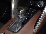 電動パーキングブレーキ・ブレーキホールドを装備してます。ホールド機能は信号待ちが多い一般道で疲労軽減になり、大好評です!