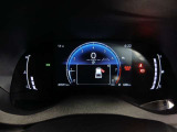 視認性に優れたメーター配置で、運転中の情報確認がスムーズ。デジタル表示が明るく、昼夜問わず見やすい設計になっており、ドライバーの安心感を高めてくれます