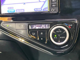 【オートエアコン】一度お好みの温度に設定すれば、車内の温度を検知し風量や温度を自動で調整。暑い&hellip;寒い&hellip;と何度もスイッチ操作をする必要はありません。快適な車内空間には必須の機能ですね♪