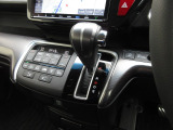 インパネシフトだから視線の移動も少なく足元もスッキリ。運転席もゆったりしているのでゆとりを持ってドライブできますね。