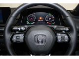 ハンドル左側にはオーディオ操作が出来るオーディオリモートコントロールスイッチ、右側にはHondaSENSINGとオートクルーズスイッチを装備!長距離運転や高速道路の運転では大活躍です!