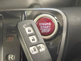 【Hondaスマートキー】カバンやポケットに入れたままでもドアの施錠・解錠が可能なスマートキーを装備。エンジンのオン・オフ時もカギを取り出す必要が無いからとっても便利です♪
