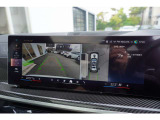 リヤ・ビュー・カメラ(予想進路表示機能付):車両後方の障害物や歩行者をコントロール・ディスプレイに表示。予想進路表示機能により、目標とする駐車スペースに十分な広さがあるか確認することができます。