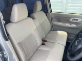 運転席まわりには十分なスペースがあり、大柄な方でもゆったり運転していただける環境です。