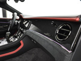 ベントレーは全てオーダーでの発注となっておりますので同じ車種でもステッチやベニヤ部分でまったく違う表情を感じることができます。