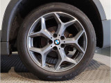 【BMWアロイホイル】軽量かつ強度に拘ったアロイホイル。走行性能ポテンシャルを引き出す設計。車の足元を引き締めてくれる大きなポイントはアロイホイルです。