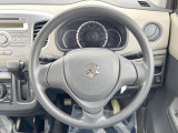 インテリアに合わせたデザインのステアリングは、運転される方のことも考え、運転しやすい形状、大きさです。是非一度、実際に触ってお確かめください。