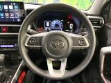 インテリアに合わせたデザインのステアリングは、運転される方のことも考え、運転しやすい形状、大きさです。是非一度、実際に触ってお確かめください。