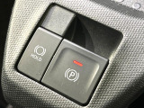 【電動パーキングブレーキ】パーキングブレーキは便利な電動式!ボタン一つで操作でき、アクセルを踏めば自動で解除されます♪レバーやペダルが無いので運転席廻りもすっきりしますね♪