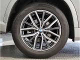 【BMWアロイホイル】軽量かつ強度に拘ったアロイホイル。走行性能ポテンシャルを引き出す設計。車の足元を引き締めてくれる大きなポイントはアロイホイルです。