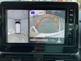 アラウンドビューモニターです。4つのカメラからの映像を合成・処理することで空から見下ろすような視点で周囲を確認でき、駐車時のクルマの位置確認がスムーズになります。
