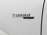 ツインスクロールターボチャージャーの採用で、低回転からの素早いレスポンスと高回転までのスムーズな吹け上がりを実現。