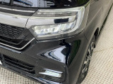 【LEDヘッドライト】悪天候や夜間走行時も良好な視界を確保し安心して運転できる高輝度LEDヘッドライトを装備!点灯速度が早く、消費電力も抑えられています。