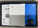 スマートキーは鍵をバッグに入れたままでもドアロックの開閉やエンジンのON・OFFができます。夜間や雨の日も鍵を探さなくて良いので便利です。
