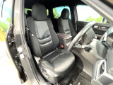 運転席まわりには十分なスペースがあり、大柄な方でもゆったり運転していただける環境です。