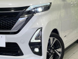 【LEDヘッドライト】悪天候や夜間走行時も良好な視界を確保し安心して運転できる高輝度LEDヘッドライトを装備!点灯速度が早く、消費電力も抑えられています。