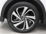 195/60R17タイヤ&17&times;6Jアルミホイール(切削光輝+ブラック塗装)を装着しています。