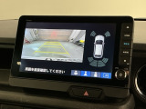 リバースギアに入れるだけで後方の表示へ切り替わります。夜間や雨の日の駐車も楽になりますよ。