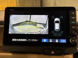 リバースギアに入れるだけで後方の表示へ切り替わります。夜間や雨の日の駐車も楽になりますよ。