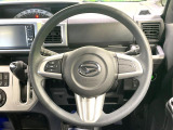 インテリアに合わせたデザインのステアリングは、運転される方のことも考え、運転しやすい形状、大きさです。是非一度、実際に触ってお確かめください。